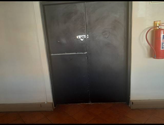386M² SHOWROOM TO LET IN ALBERTON NORTH